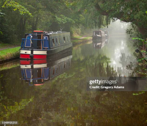 canal barge trip in the united kingdom - barge - fotografias e filmes do acervo