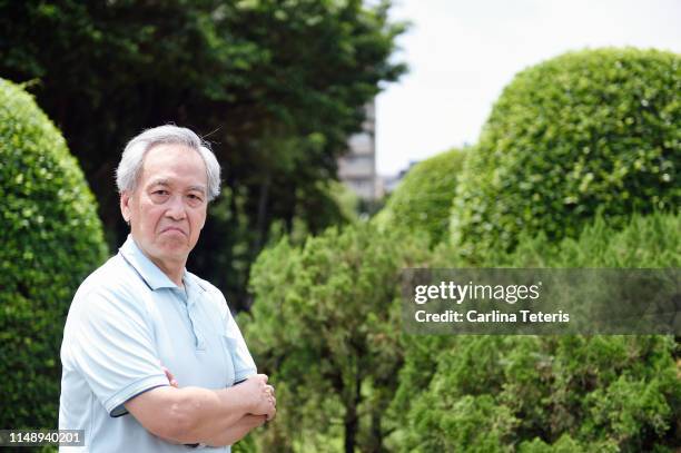 grumpy senior man - taiwanese ethnicity stockfoto's en -beelden