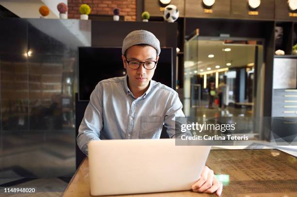 young asian freelancer working on a laptop - uni start up stock-fotos und bilder