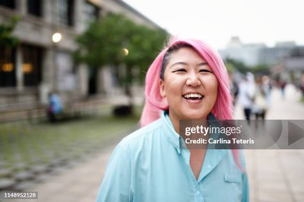 portrait of a woman with long pink hair on a campus - pink hair imagens e fotografias de stock