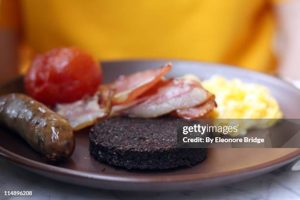 full english breakfast - black pudding stock pictures, royalty-free photos & images