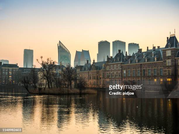 iluminado edificios del parlamento holandés en la haya, temprano en la mañana. los países bajos - south holland fotografías e imágenes de stock