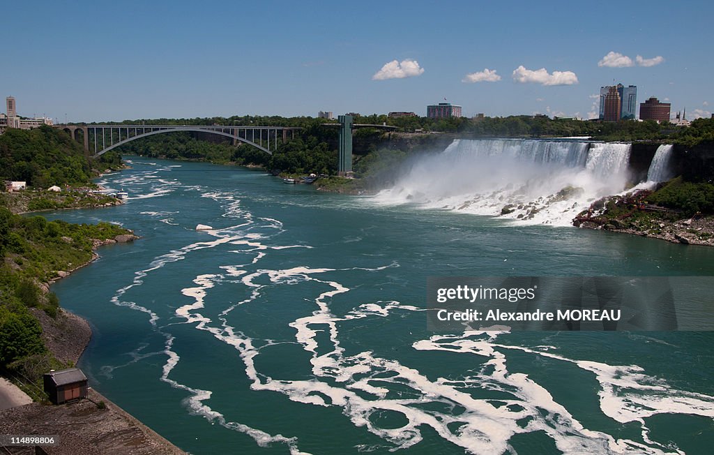 Famous american horseshoe water falls near Niagara