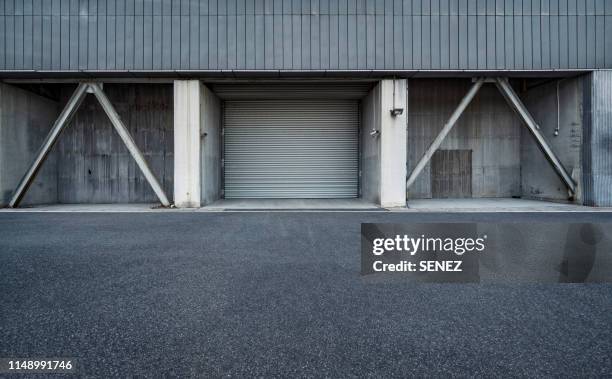 empty parking lot - zementboden stock-fotos und bilder