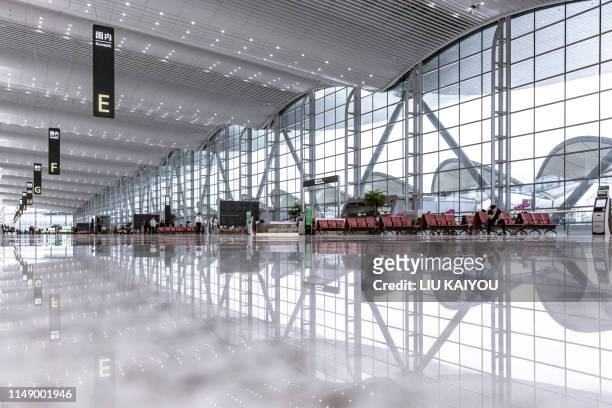 modern airport waiting zone - airport terminal interior stock-fotos und bilder