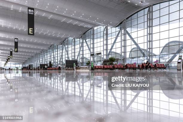 modern airport waiting zone - airport terminal imagens e fotografias de stock