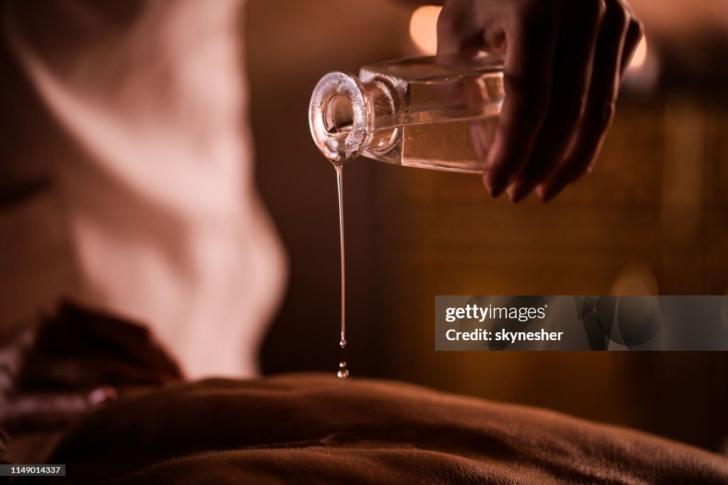Schließen Sie sich eine Ölmassage im Spa an.