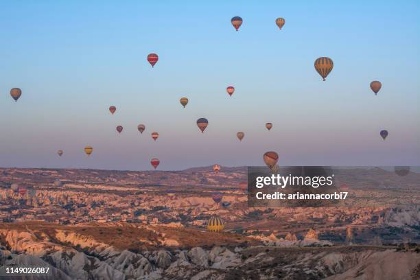 hot air balloons flying over cappadocia, goreme, turkey - nationalpark göreme stock-fotos und bilder