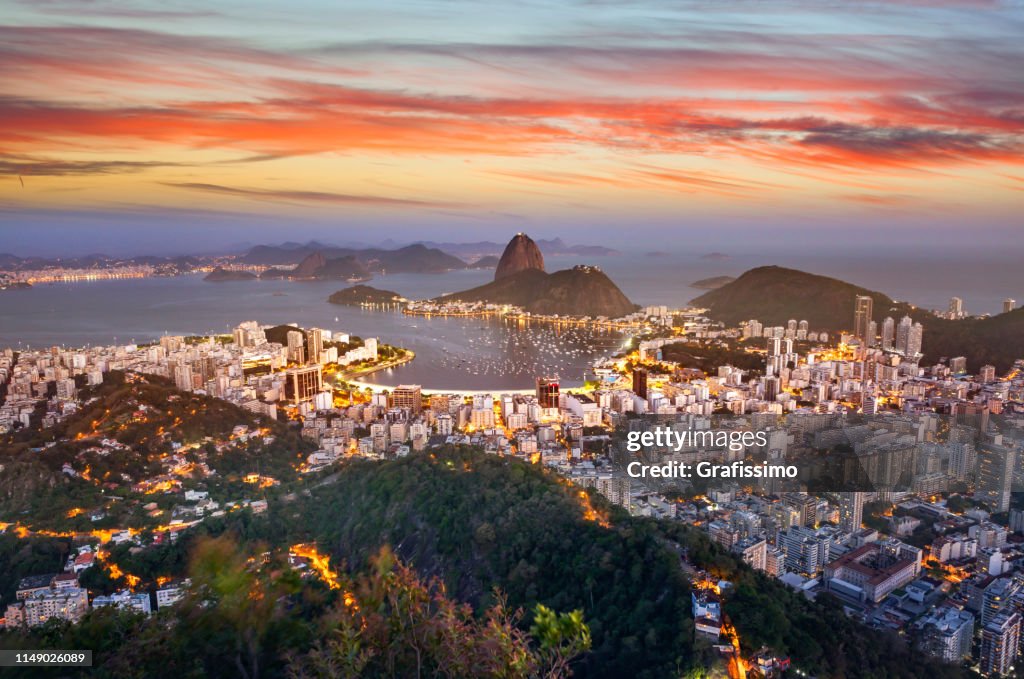 Vista aérea de Brasil Río de Janeiro con la bahía de Guanabara y pan de azúcar en la noche