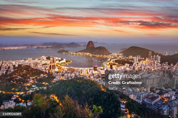 vista aérea de brasil río de janeiro con la bahía de guanabara y pan de azúcar en la noche - río de janeiro fotografías e imágenes de stock