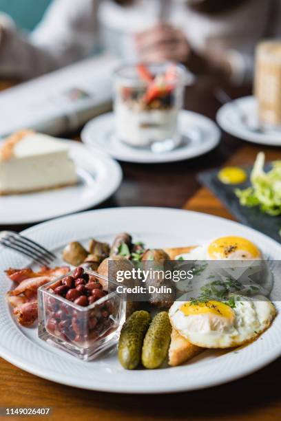close-up of a full english breakfast - full english breakfast stock pictures, royalty-free photos & images