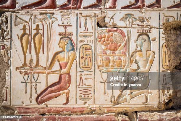close-up of hieroglyphics, temple of rameses ii, abydos, egypt - hieroglyphics stock-fotos und bilder