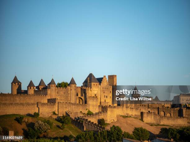 carcassonne, france - castle wall fotografías e imágenes de stock