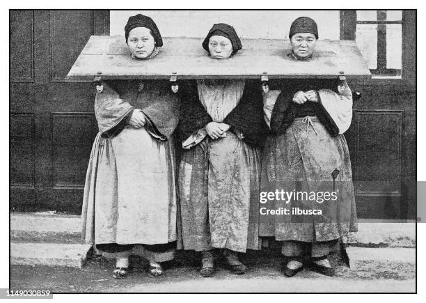 ilustraciones, imágenes clip art, dibujos animados e iconos de stock de foto antigua: presos femeninos fuera de la comisaría de policía, shanghái - dispositivo de control