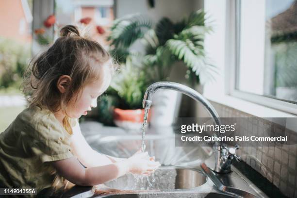 toddler washing hands - hand washing stockfoto's en -beelden