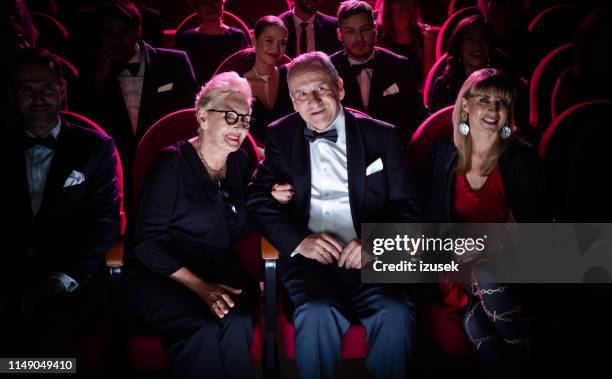 amorevole coppia senior che guarda l'opera insieme - concerto classico foto e immagini stock