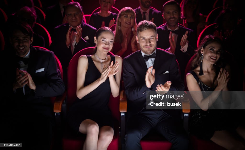 Coppia matura che applaude mentre guarda l'opera