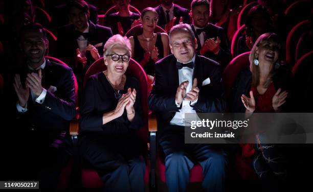 couple aîné applaudissant dans le théâtre d’opéra - couple concert photos et images de collection