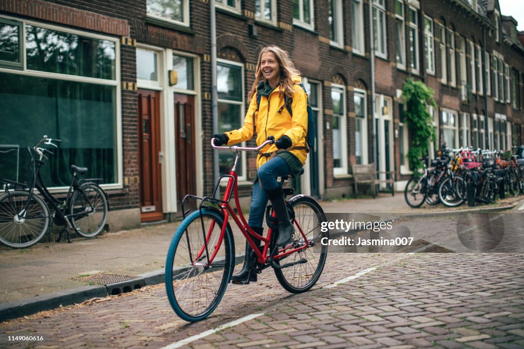 Nederlandse vrouw met fiets in Utrecht