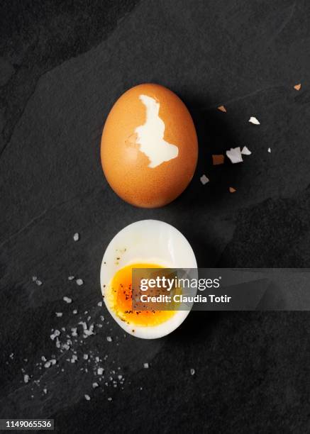 boiled eggs on black background - alimentos cocinados fotografías e imágenes de stock