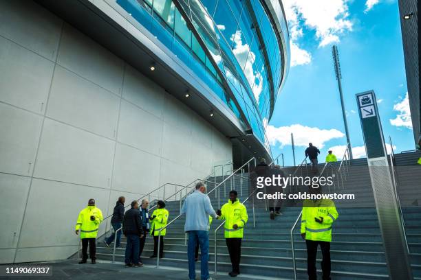 security personeel buiten nieuwe tottenham hotspur stadion op wedstrijd day, londen, uk - voetbalcompetitie sportevenement stockfoto's en -beelden