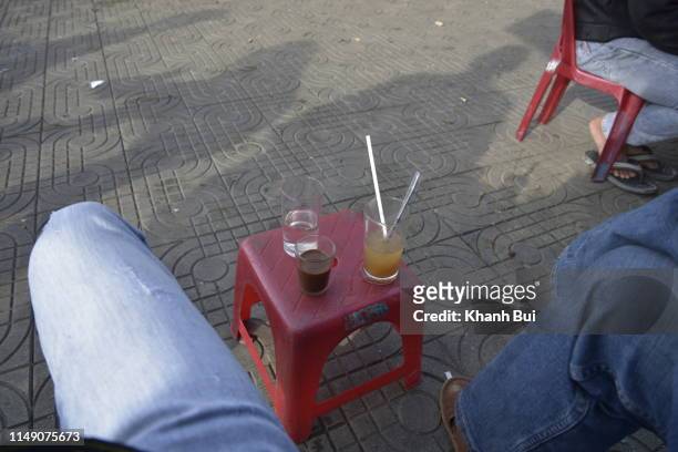 sidewalk coffee - vietnamese street food stock-fotos und bilder