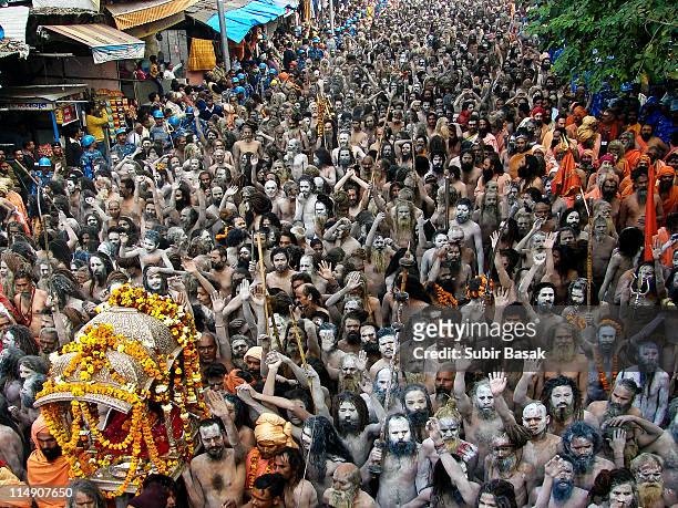 procession of naga sadhus at kumbh fair - 朝聖節 個照片及圖片檔