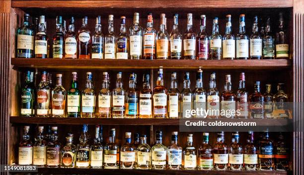 grote selectie schotse malt whisky aan de bar - whisky bar stockfoto's en -beelden