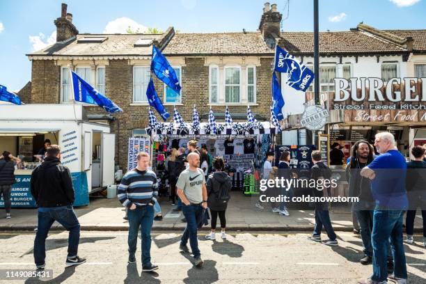 spurs merchandise kraam buiten nieuwe tottenham hotspur stadion op wedstrijd day, londen, uk - politieke aanhang stockfoto's en -beelden