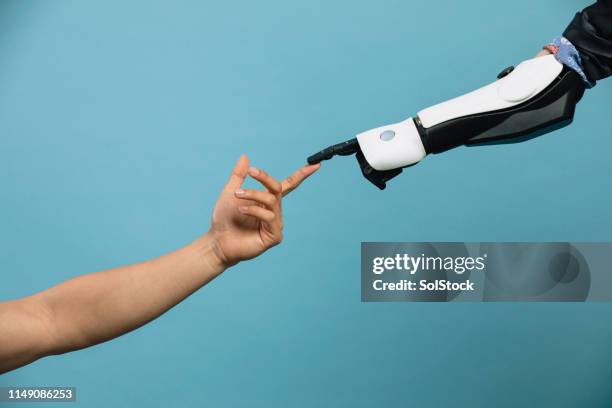 人間とロボットの手に触れる - 四肢 ストックフォトと画像