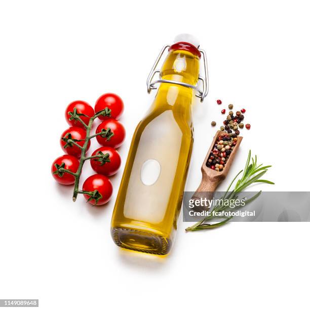 ingredientes mediterráneos: aceite de oliva, tomates cherry, pimienta y romero aislados sobre fondo blanco - mediterranean food fotografías e imágenes de stock