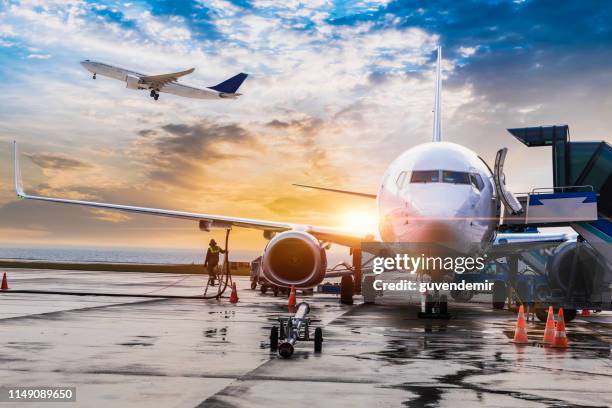 passenger airplane getting ready for flight - abastecer imagens e fotografias de stock
