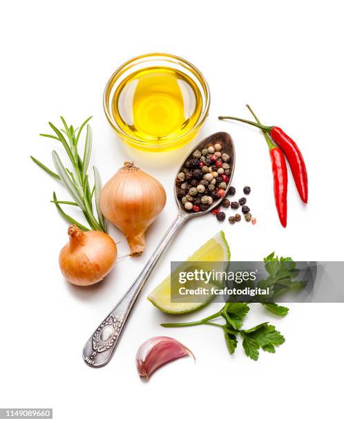 cozinhando e temperando ingredientes: azeite, especiarias e ervas no fundo branco - condimento tempero - fotografias e filmes do acervo