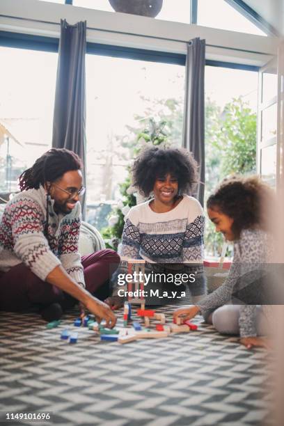 kwaliteit familie tijd - jenga stockfoto's en -beelden