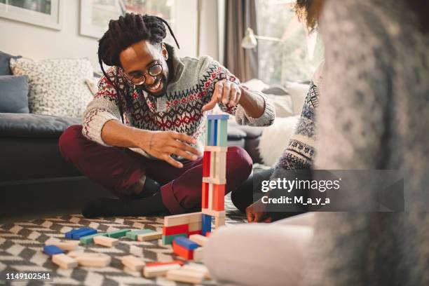 kwaliteit familie tijd - jenga stockfoto's en -beelden