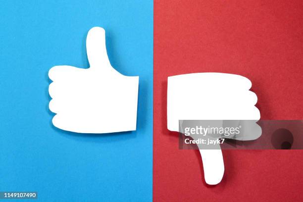 thumbs up and down - positieve emotie stockfoto's en -beelden
