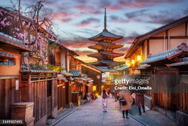 pagoda yasaka a gion al tramonto, kyoto, giappone - giappone foto e immagini stock