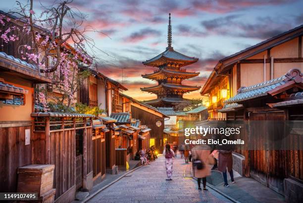 夕暮れ時の八坂の仏塔、京都、日本 - 日本　街　風景 ストックフォトと画像