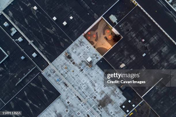 atrium, roof of factory, green bay wisconsin - plat dak stockfoto's en -beelden