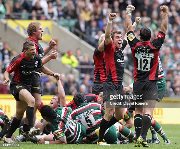 Saracens players celebrate at the final whistle during the AVIVA Premiership Final between Leicester Tigers and Saracens at Twickenham Stadium on May...