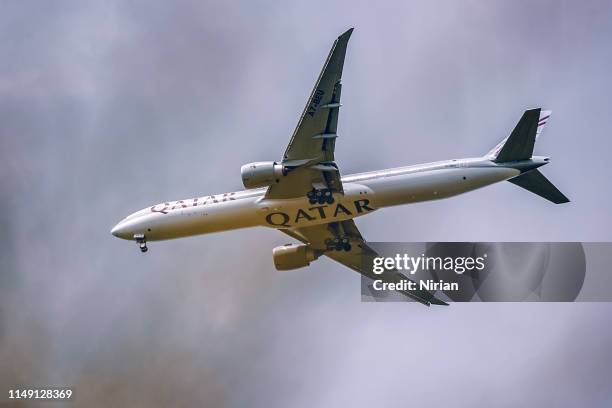 boeing 777 of qatar airways - boeing 777 stock pictures, royalty-free photos & images
