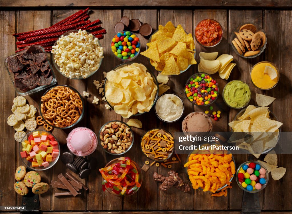 Gruppe von süßen und salzigen Snacks, perfekt zum Binge Watching