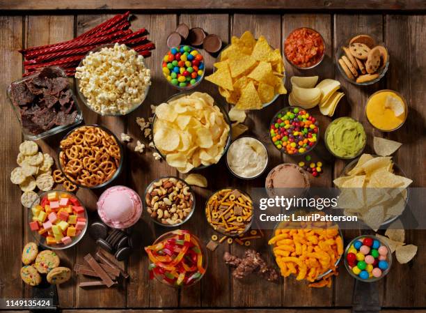 gruppo di snack dolci e salati, perfetto per il binge watching - sweet food foto e immagini stock