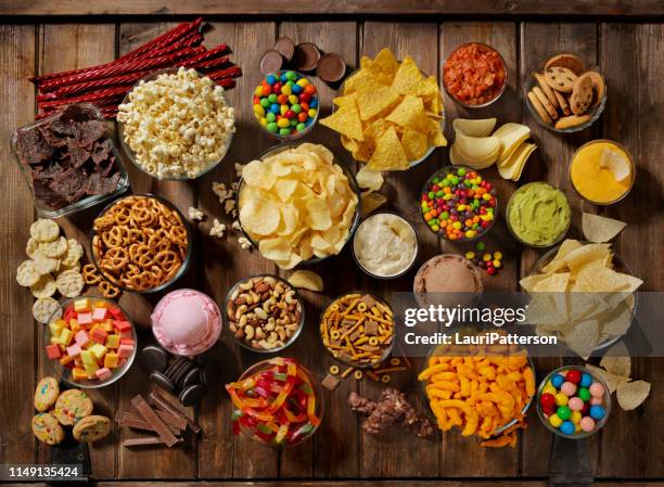 grupp av söta och salta snacks, perfekt för binge skådning - mellanmål bildbanksfoton och bilder