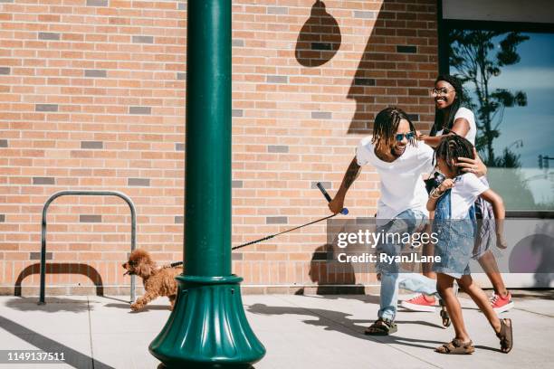 タコマ市の家族の散歩犬 - タコマ ストックフォトと画像