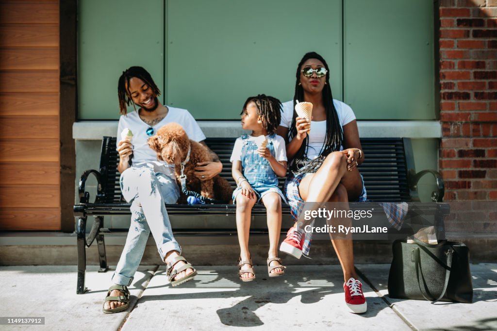 Familia disfrutando de helados en la ciudad de Tacoma