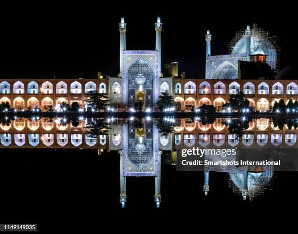 amazing reflection of "masjed-e shah" mosque ("shah mosque") on "naqsh-e jahan square" fountain in isfahan, iran - isfahan stock-fotos und bilder