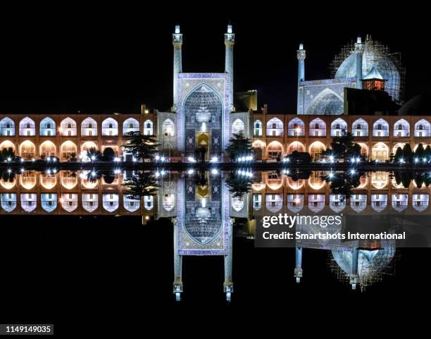 amazing reflection of "masjed-e shah" mosque ("shah mosque") on "naqsh-e jahan square" fountain in isfahan, iran - mesquita emam - fotografias e filmes do acervo