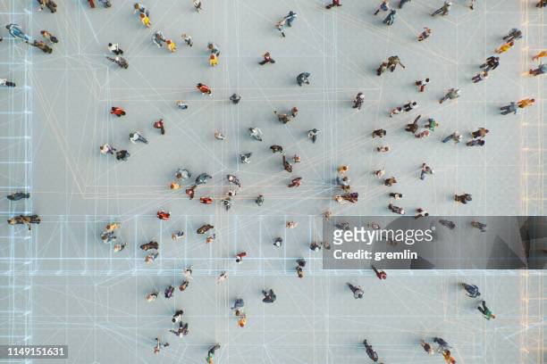 abstracte menigte van mensen met virtual reality street display - medium group of people stockfoto's en -beelden