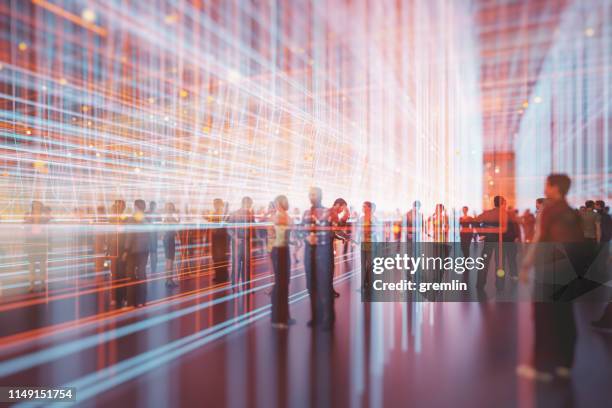 abstrakte menschenmassen mit virtual-reality-street-display - big data flow stock-fotos und bilder